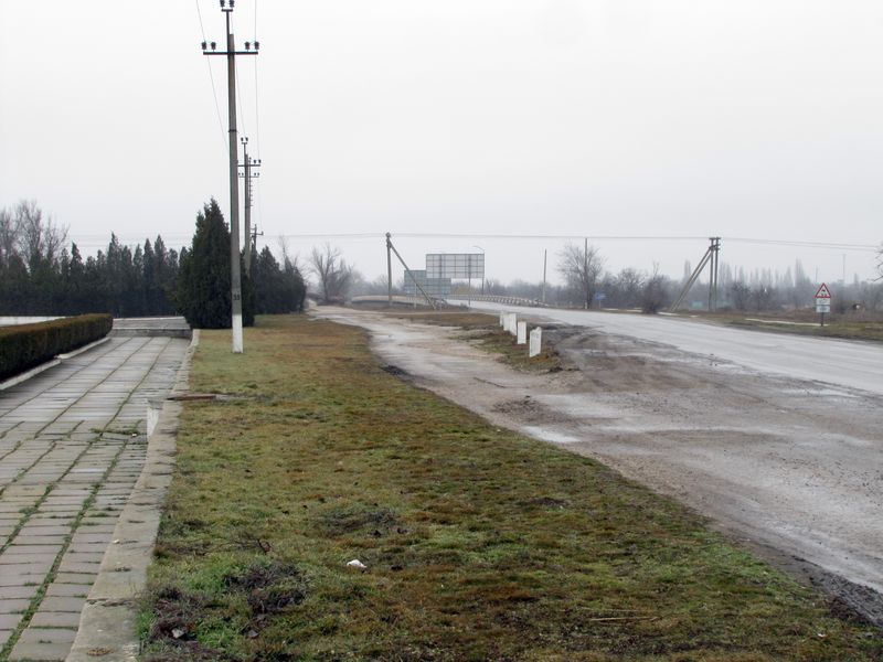 Мост через северо-крымский канал и трасса в направлении Каховки