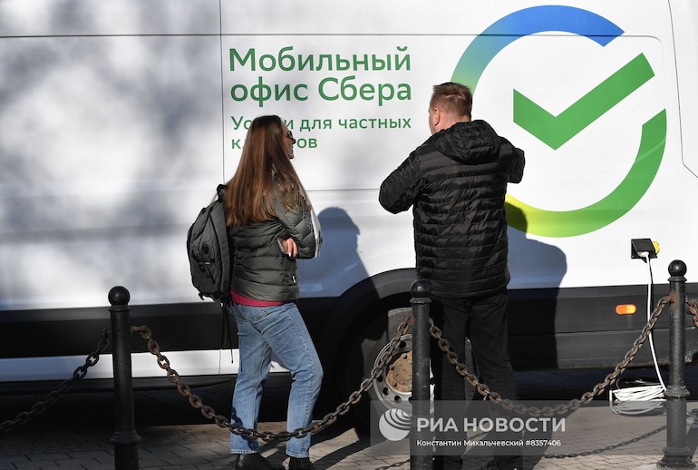 Банкоматы и мобильные офисы Сбербанка появились в Крыму