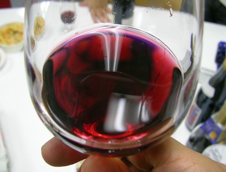Крымское молодое красное вино