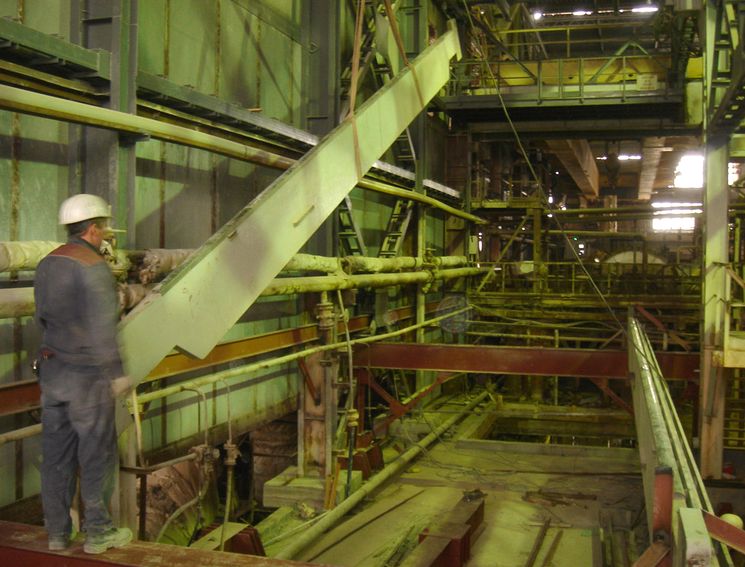 В цеху завода Крымский Титан
