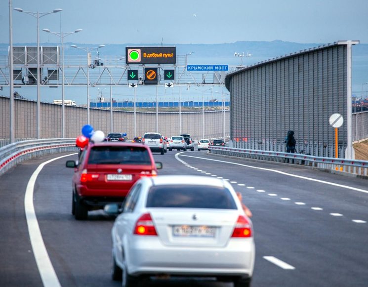 Движение по Крымскому мосту запущено