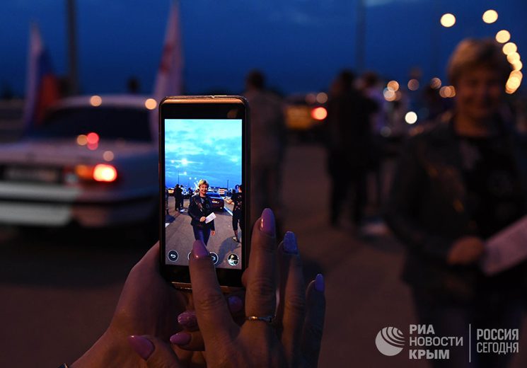 Люди ожидают начала движения по мосту в Крым