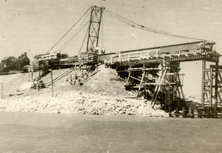 Строительные работы по сооружению моста через пролив во время Великой Отечественной