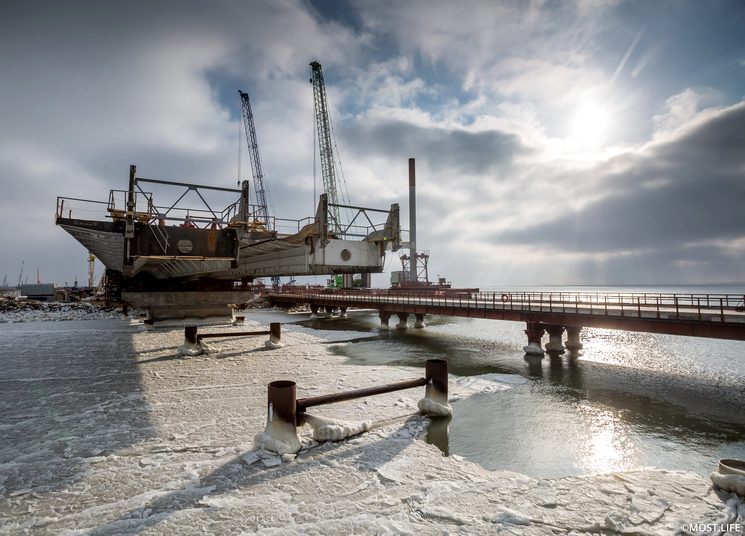 Льды Азовского моря и керченский мост