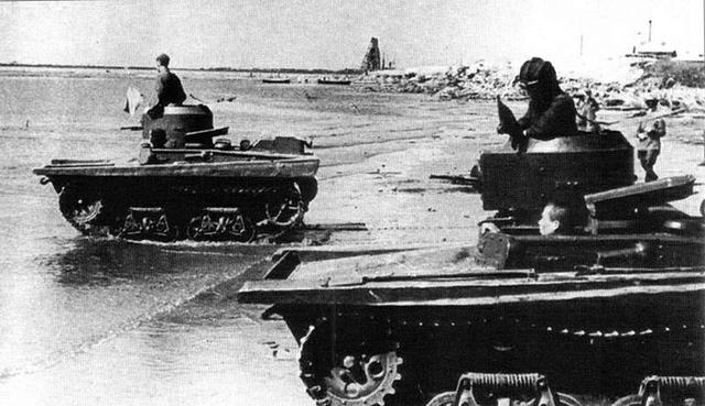 Малые танки Т-37 на учениях. Крым, август 1941 г