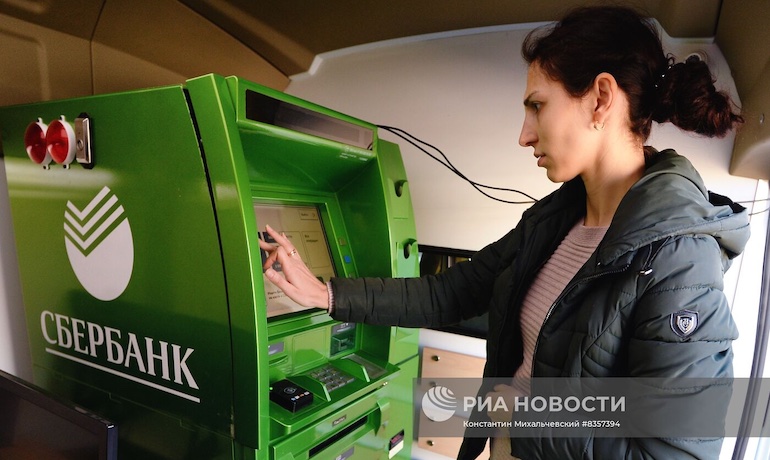 Первые банкоматы Сбербанка начали работать в Крыму