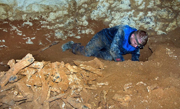 Раскопки в карстовой пещере в Крыму