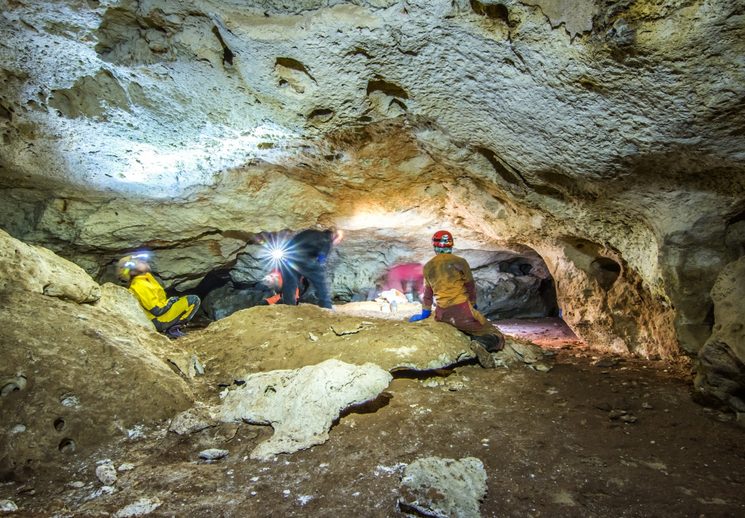 Спелеологи осматривают карстовую пещеру в Крыму