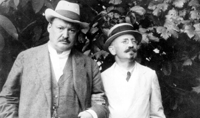 А. К. Глазунов и А. А. Спендиаров (справа)