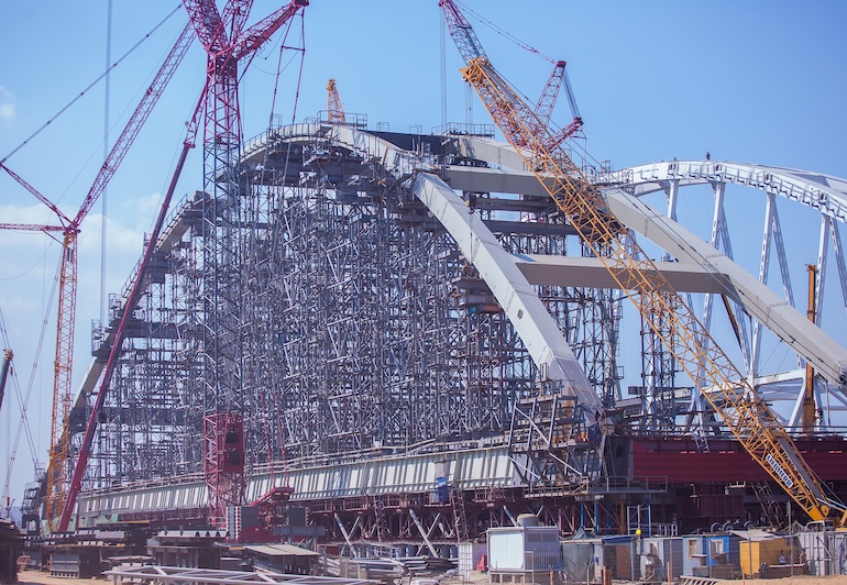 Специальная техника на стройке крымского моста
