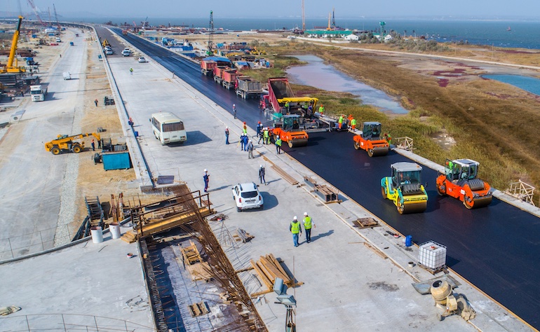 Какая спецтехника применялась на стройке моста в Крым