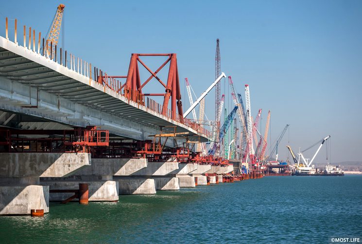 Строительство автомобильного моста в Крым
